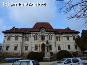 [P16] Fosta primărie a orașului și bustul lui Negru Vodă - Câmpulung Muscel.  » foto by tata123 🔱
 - 
<span class="allrVoted glyphicon glyphicon-heart hidden" id="av946298"></span>
<a class="m-l-10 hidden" id="sv946298" onclick="voting_Foto_DelVot(,946298,5176)" role="button">șterge vot <span class="glyphicon glyphicon-remove"></span></a>
<a id="v9946298" class=" c-red"  onclick="voting_Foto_SetVot(946298)" role="button"><span class="glyphicon glyphicon-heart-empty"></span> <b>LIKE</b> = Votează poza</a> <img class="hidden"  id="f946298W9" src="/imagini/loader.gif" border="0" /><span class="AjErrMes hidden" id="e946298ErM"></span>