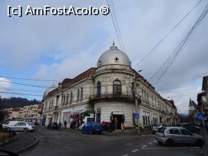 [P19] Fostul Hotel Regal (pe colț se află apartamentul destinat capetelor încoronate) - Câmpulung Muscel.  » foto by tata123 🔱
 - 
<span class="allrVoted glyphicon glyphicon-heart hidden" id="av946301"></span>
<a class="m-l-10 hidden" id="sv946301" onclick="voting_Foto_DelVot(,946301,5176)" role="button">șterge vot <span class="glyphicon glyphicon-remove"></span></a>
<a id="v9946301" class=" c-red"  onclick="voting_Foto_SetVot(946301)" role="button"><span class="glyphicon glyphicon-heart-empty"></span> <b>LIKE</b> = Votează poza</a> <img class="hidden"  id="f946301W9" src="/imagini/loader.gif" border="0" /><span class="AjErrMes hidden" id="e946301ErM"></span>