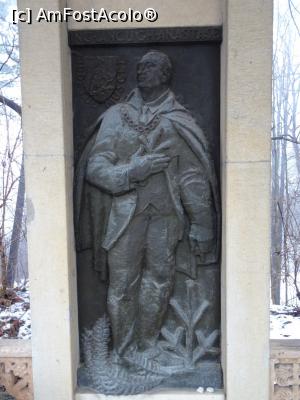 [P15] Basorelief cu chipul inginerului silvic Iancu Gheorghe Anastase.  » foto by tata123 🔱
 - 
<span class="allrVoted glyphicon glyphicon-heart hidden" id="av1055574"></span>
<a class="m-l-10 hidden" id="sv1055574" onclick="voting_Foto_DelVot(,1055574,5176)" role="button">șterge vot <span class="glyphicon glyphicon-remove"></span></a>
<a id="v91055574" class=" c-red"  onclick="voting_Foto_SetVot(1055574)" role="button"><span class="glyphicon glyphicon-heart-empty"></span> <b>LIKE</b> = Votează poza</a> <img class="hidden"  id="f1055574W9" src="/imagini/loader.gif" border="0" /><span class="AjErrMes hidden" id="e1055574ErM"></span>