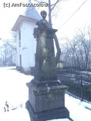 [P17] Monumentul funerar și bustul aparținând scriitorului Constantin D. Aricescu.  » foto by tata123 🔱
 - 
<span class="allrVoted glyphicon glyphicon-heart hidden" id="av1055580"></span>
<a class="m-l-10 hidden" id="sv1055580" onclick="voting_Foto_DelVot(,1055580,5176)" role="button">șterge vot <span class="glyphicon glyphicon-remove"></span></a>
<a id="v91055580" class=" c-red"  onclick="voting_Foto_SetVot(1055580)" role="button"><span class="glyphicon glyphicon-heart-empty"></span> <b>LIKE</b> = Votează poza</a> <img class="hidden"  id="f1055580W9" src="/imagini/loader.gif" border="0" /><span class="AjErrMes hidden" id="e1055580ErM"></span>