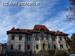 [P03] Fosta Primărie, actuala Casă de cultură - Câmpulung Muscel.  » foto by tata123 🔱
 - 
<span class="allrVoted glyphicon glyphicon-heart hidden" id="av1142268"></span>
<a class="m-l-10 hidden" id="sv1142268" onclick="voting_Foto_DelVot(,1142268,5176)" role="button">șterge vot <span class="glyphicon glyphicon-remove"></span></a>
<a id="v91142268" class=" c-red"  onclick="voting_Foto_SetVot(1142268)" role="button"><span class="glyphicon glyphicon-heart-empty"></span> <b>LIKE</b> = Votează poza</a> <img class="hidden"  id="f1142268W9" src="/imagini/loader.gif" border="0" /><span class="AjErrMes hidden" id="e1142268ErM"></span>