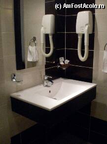 [P07] Hotel Maxim Arad - vedere din baie » foto by presario
 - 
<span class="allrVoted glyphicon glyphicon-heart hidden" id="av57557"></span>
<a class="m-l-10 hidden" id="sv57557" onclick="voting_Foto_DelVot(,57557,5194)" role="button">șterge vot <span class="glyphicon glyphicon-remove"></span></a>
<a id="v957557" class=" c-red"  onclick="voting_Foto_SetVot(57557)" role="button"><span class="glyphicon glyphicon-heart-empty"></span> <b>LIKE</b> = Votează poza</a> <img class="hidden"  id="f57557W9" src="/imagini/loader.gif" border="0" /><span class="AjErrMes hidden" id="e57557ErM"></span>