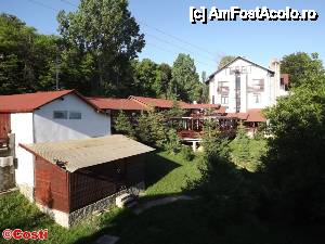 [P13] O altă vedere de la balconul camerei, cu cele două terase şi corpul vechi.  » foto by Costi
 - 
<span class="allrVoted glyphicon glyphicon-heart hidden" id="av417070"></span>
<a class="m-l-10 hidden" id="sv417070" onclick="voting_Foto_DelVot(,417070,5210)" role="button">șterge vot <span class="glyphicon glyphicon-remove"></span></a>
<a id="v9417070" class=" c-red"  onclick="voting_Foto_SetVot(417070)" role="button"><span class="glyphicon glyphicon-heart-empty"></span> <b>LIKE</b> = Votează poza</a> <img class="hidden"  id="f417070W9" src="/imagini/loader.gif" border="0" /><span class="AjErrMes hidden" id="e417070ErM"></span>