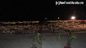 [P17] Plaja in Olimp, la 'poalele' complexului hotelier Panoramic-Amfiteatru-Belvedere. Se observa ca totul e curat si pregatit seara, asteptand turistii de a doua zi.  » foto by zuftim
 - 
<span class="allrVoted glyphicon glyphicon-heart hidden" id="av554101"></span>
<a class="m-l-10 hidden" id="sv554101" onclick="voting_Foto_DelVot(,554101,5218)" role="button">șterge vot <span class="glyphicon glyphicon-remove"></span></a>
<a id="v9554101" class=" c-red"  onclick="voting_Foto_SetVot(554101)" role="button"><span class="glyphicon glyphicon-heart-empty"></span> <b>LIKE</b> = Votează poza</a> <img class="hidden"  id="f554101W9" src="/imagini/loader.gif" border="0" /><span class="AjErrMes hidden" id="e554101ErM"></span>