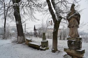 [P19] Grup statura (sf Nepomuk) din curtea bisericii-în fundal casa parohială » foto by AZE
 - 
<span class="allrVoted glyphicon glyphicon-heart hidden" id="av942404"></span>
<a class="m-l-10 hidden" id="sv942404" onclick="voting_Foto_DelVot(,942404,5247)" role="button">șterge vot <span class="glyphicon glyphicon-remove"></span></a>
<a id="v9942404" class=" c-red"  onclick="voting_Foto_SetVot(942404)" role="button"><span class="glyphicon glyphicon-heart-empty"></span> <b>LIKE</b> = Votează poza</a> <img class="hidden"  id="f942404W9" src="/imagini/loader.gif" border="0" /><span class="AjErrMes hidden" id="e942404ErM"></span>