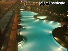 [P21] piscina principală bine luminată noaptea, văzută din balcon » foto by nicole33
 - 
<span class="allrVoted glyphicon glyphicon-heart hidden" id="av236297"></span>
<a class="m-l-10 hidden" id="sv236297" onclick="voting_Foto_DelVot(,236297,5324)" role="button">șterge vot <span class="glyphicon glyphicon-remove"></span></a>
<a id="v9236297" class=" c-red"  onclick="voting_Foto_SetVot(236297)" role="button"><span class="glyphicon glyphicon-heart-empty"></span> <b>LIKE</b> = Votează poza</a> <img class="hidden"  id="f236297W9" src="/imagini/loader.gif" border="0" /><span class="AjErrMes hidden" id="e236297ErM"></span>