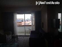 [P05] fotoliul și canapeaua din cameră, balconul și, în spate, terasa de la lobby bar » foto by nicole33
 - 
<span class="allrVoted glyphicon glyphicon-heart hidden" id="av236270"></span>
<a class="m-l-10 hidden" id="sv236270" onclick="voting_Foto_DelVot(,236270,5324)" role="button">șterge vot <span class="glyphicon glyphicon-remove"></span></a>
<a id="v9236270" class=" c-red"  onclick="voting_Foto_SetVot(236270)" role="button"><span class="glyphicon glyphicon-heart-empty"></span> <b>LIKE</b> = Votează poza</a> <img class="hidden"  id="f236270W9" src="/imagini/loader.gif" border="0" /><span class="AjErrMes hidden" id="e236270ErM"></span>