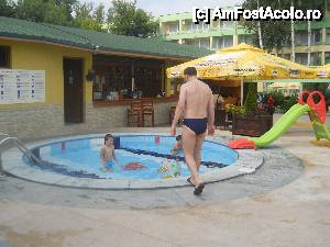 [P05] H. Dorna Mamaia - piscina copii si barul in plan secund.  » foto by gigiv
 - 
<span class="allrVoted glyphicon glyphicon-heart hidden" id="av437939"></span>
<a class="m-l-10 hidden" id="sv437939" onclick="voting_Foto_DelVot(,437939,5399)" role="button">șterge vot <span class="glyphicon glyphicon-remove"></span></a>
<a id="v9437939" class=" c-red"  onclick="voting_Foto_SetVot(437939)" role="button"><span class="glyphicon glyphicon-heart-empty"></span> <b>LIKE</b> = Votează poza</a> <img class="hidden"  id="f437939W9" src="/imagini/loader.gif" border="0" /><span class="AjErrMes hidden" id="e437939ErM"></span>
