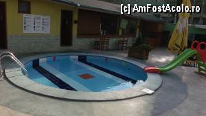[P10] Dorna Hotel - piscina copiilor, lângă barul părinţilor. O fi bine, o fi rău?  » foto by Dragoș_MD
 - 
<span class="allrVoted glyphicon glyphicon-heart hidden" id="av369049"></span>
<a class="m-l-10 hidden" id="sv369049" onclick="voting_Foto_DelVot(,369049,5399)" role="button">șterge vot <span class="glyphicon glyphicon-remove"></span></a>
<a id="v9369049" class=" c-red"  onclick="voting_Foto_SetVot(369049)" role="button"><span class="glyphicon glyphicon-heart-empty"></span> <b>LIKE</b> = Votează poza</a> <img class="hidden"  id="f369049W9" src="/imagini/loader.gif" border="0" /><span class="AjErrMes hidden" id="e369049ErM"></span>