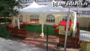 [P11] Dorna Hotel - cortul cu jucării pentru copii. În prim-plan este unul dintre cele 2 duşuri de lângă piscină.  » foto by Dragoș_MD
 - 
<span class="allrVoted glyphicon glyphicon-heart hidden" id="av369050"></span>
<a class="m-l-10 hidden" id="sv369050" onclick="voting_Foto_DelVot(,369050,5399)" role="button">șterge vot <span class="glyphicon glyphicon-remove"></span></a>
<a id="v9369050" class=" c-red"  onclick="voting_Foto_SetVot(369050)" role="button"><span class="glyphicon glyphicon-heart-empty"></span> <b>LIKE</b> = Votează poza</a> <img class="hidden"  id="f369050W9" src="/imagini/loader.gif" border="0" /><span class="AjErrMes hidden" id="e369050ErM"></span>