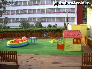 [P14] Hotel Dorna, Mamaia - Locul de joacă, în spate se vede Hotelul Golden Tulip » foto by krondia*
 - 
<span class="allrVoted glyphicon glyphicon-heart hidden" id="av369959"></span>
<a class="m-l-10 hidden" id="sv369959" onclick="voting_Foto_DelVot(,369959,5399)" role="button">șterge vot <span class="glyphicon glyphicon-remove"></span></a>
<a id="v9369959" class=" c-red"  onclick="voting_Foto_SetVot(369959)" role="button"><span class="glyphicon glyphicon-heart-empty"></span> <b>LIKE</b> = Votează poza</a> <img class="hidden"  id="f369959W9" src="/imagini/loader.gif" border="0" /><span class="AjErrMes hidden" id="e369959ErM"></span>