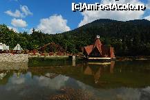 [P03] Restaurantul 'Stânca Soimilor' amplasat pe Lacul Ciucas.Cursul de apa principal al statiunii Baile Tusnad este Oltul. Lacul Ciucas din mijlocul statiunii a fost creat special, in scopuri turistice folosindu-se apa acestui rau.Acest lac din centru a fost mult timp o mlastina, mai ales dupa 1990, pana cand a fost amenajat la standarde europene.Plimbarile pe lac se fac cu barci inchiriate de la debarcaderul restaurantului. » foto by adybyt
 - 
<span class="allrVoted glyphicon glyphicon-heart hidden" id="av192226"></span>
<a class="m-l-10 hidden" id="sv192226" onclick="voting_Foto_DelVot(,192226,5504)" role="button">șterge vot <span class="glyphicon glyphicon-remove"></span></a>
<a id="v9192226" class=" c-red"  onclick="voting_Foto_SetVot(192226)" role="button"><span class="glyphicon glyphicon-heart-empty"></span> <b>LIKE</b> = Votează poza</a> <img class="hidden"  id="f192226W9" src="/imagini/loader.gif" border="0" /><span class="AjErrMes hidden" id="e192226ErM"></span>