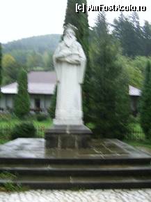 [P21] Manastirea Bistrita - Statuia lui Alexandru cel Bun in vreme de ploaie. » foto by iulianic
 - 
<span class="allrVoted glyphicon glyphicon-heart hidden" id="av307998"></span>
<a class="m-l-10 hidden" id="sv307998" onclick="voting_Foto_DelVot(,307998,5547)" role="button">șterge vot <span class="glyphicon glyphicon-remove"></span></a>
<a id="v9307998" class=" c-red"  onclick="voting_Foto_SetVot(307998)" role="button"><span class="glyphicon glyphicon-heart-empty"></span> <b>LIKE</b> = Votează poza</a> <img class="hidden"  id="f307998W9" src="/imagini/loader.gif" border="0" /><span class="AjErrMes hidden" id="e307998ErM"></span>