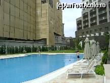 [P06] Parte din piscina hotelului. Se vede clar distanta mica dintre Melas si Royal Holiday Beach (hotelul in constructie). Pe latura aceasta se pierde sea-view-ul » foto by divio*
 - 
<span class="allrVoted glyphicon glyphicon-heart hidden" id="av77613"></span>
<a class="m-l-10 hidden" id="sv77613" onclick="voting_Foto_DelVot(,77613,5725)" role="button">șterge vot <span class="glyphicon glyphicon-remove"></span></a>
<a id="v977613" class=" c-red"  onclick="voting_Foto_SetVot(77613)" role="button"><span class="glyphicon glyphicon-heart-empty"></span> <b>LIKE</b> = Votează poza</a> <img class="hidden"  id="f77613W9" src="/imagini/loader.gif" border="0" /><span class="AjErrMes hidden" id="e77613ErM"></span>