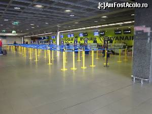 [P06] Ghișeele de check-in Ryanair din Dublin » foto by ariciu*
 - 
<span class="allrVoted glyphicon glyphicon-heart hidden" id="av504236"></span>
<a class="m-l-10 hidden" id="sv504236" onclick="voting_Foto_DelVot(,504236,5760)" role="button">șterge vot <span class="glyphicon glyphicon-remove"></span></a>
<a id="v9504236" class=" c-red"  onclick="voting_Foto_SetVot(504236)" role="button"><span class="glyphicon glyphicon-heart-empty"></span> <b>LIKE</b> = Votează poza</a> <img class="hidden"  id="f504236W9" src="/imagini/loader.gif" border="0" /><span class="AjErrMes hidden" id="e504236ErM"></span>