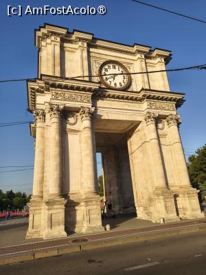 [P19] Arcul de Triumf din Chisinau » foto by Opelantara
 - 
<span class="allrVoted glyphicon glyphicon-heart hidden" id="av1498343"></span>
<a class="m-l-10 hidden" id="sv1498343" onclick="voting_Foto_DelVot(,1498343,5834)" role="button">șterge vot <span class="glyphicon glyphicon-remove"></span></a>
<a id="v91498343" class=" c-red"  onclick="voting_Foto_SetVot(1498343)" role="button"><span class="glyphicon glyphicon-heart-empty"></span> <b>LIKE</b> = Votează poza</a> <img class="hidden"  id="f1498343W9" src="/imagini/loader.gif" border="0" /><span class="AjErrMes hidden" id="e1498343ErM"></span>