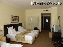 [P02] Asa arata camera superioara, aerul conditionat foarte bine plasat,se simtea curentul mai mult la usa balconului,in draperie, geamul care se vede este la baie cu jaluzele si un amanunt important aerisirea la baie este centralizata cu cea  de pe hol asa ca se aerisea si dezaburea foarte repede » foto by bitnic
 - 
<span class="allrVoted glyphicon glyphicon-heart hidden" id="av90149"></span>
<a class="m-l-10 hidden" id="sv90149" onclick="voting_Foto_DelVot(,90149,5859)" role="button">șterge vot <span class="glyphicon glyphicon-remove"></span></a>
<a id="v990149" class=" c-red"  onclick="voting_Foto_SetVot(90149)" role="button"><span class="glyphicon glyphicon-heart-empty"></span> <b>LIKE</b> = Votează poza</a> <img class="hidden"  id="f90149W9" src="/imagini/loader.gif" border="0" /><span class="AjErrMes hidden" id="e90149ErM"></span>