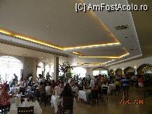 [P28] o parte din restaurantul principal, se pot observa bidoanele de apa si paharele cu picior de pe mese » foto by bitnic
 - 
<span class="allrVoted glyphicon glyphicon-heart hidden" id="av90175"></span>
<a class="m-l-10 hidden" id="sv90175" onclick="voting_Foto_DelVot(,90175,5859)" role="button">șterge vot <span class="glyphicon glyphicon-remove"></span></a>
<a id="v990175" class=" c-red"  onclick="voting_Foto_SetVot(90175)" role="button"><span class="glyphicon glyphicon-heart-empty"></span> <b>LIKE</b> = Votează poza</a> <img class="hidden"  id="f90175W9" src="/imagini/loader.gif" border="0" /><span class="AjErrMes hidden" id="e90175ErM"></span>