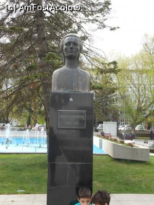 [P12] Vaslui - Bustul lui Mihai Eminescu din Centrul civic. » foto by iulianic
 - 
<span class="allrVoted glyphicon glyphicon-heart hidden" id="av1295264"></span>
<a class="m-l-10 hidden" id="sv1295264" onclick="voting_Foto_DelVot(,1295264,5873)" role="button">șterge vot <span class="glyphicon glyphicon-remove"></span></a>
<a id="v91295264" class=" c-red"  onclick="voting_Foto_SetVot(1295264)" role="button"><span class="glyphicon glyphicon-heart-empty"></span> <b>LIKE</b> = Votează poza</a> <img class="hidden"  id="f1295264W9" src="/imagini/loader.gif" border="0" /><span class="AjErrMes hidden" id="e1295264ErM"></span>
