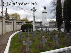 [P20] Vaslui - Monumentul Eroilor din Cimitirul Eternitatea. » foto by iulianic
 - 
<span class="allrVoted glyphicon glyphicon-heart hidden" id="av1295272"></span>
<a class="m-l-10 hidden" id="sv1295272" onclick="voting_Foto_DelVot(,1295272,5873)" role="button">șterge vot <span class="glyphicon glyphicon-remove"></span></a>
<a id="v91295272" class=" c-red"  onclick="voting_Foto_SetVot(1295272)" role="button"><span class="glyphicon glyphicon-heart-empty"></span> <b>LIKE</b> = Votează poza</a> <img class="hidden"  id="f1295272W9" src="/imagini/loader.gif" border="0" /><span class="AjErrMes hidden" id="e1295272ErM"></span>
