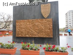 [P03] Vaslui - Statuia lui Stefan cel Mare din Centrul civic. Stema Moldovei si basorelieful de pe soclu. » foto by iulianic
 - 
<span class="allrVoted glyphicon glyphicon-heart hidden" id="av1295255"></span>
<a class="m-l-10 hidden" id="sv1295255" onclick="voting_Foto_DelVot(,1295255,5873)" role="button">șterge vot <span class="glyphicon glyphicon-remove"></span></a>
<a id="v91295255" class=" c-red"  onclick="voting_Foto_SetVot(1295255)" role="button"><span class="glyphicon glyphicon-heart-empty"></span> <b>LIKE</b> = Votează poza</a> <img class="hidden"  id="f1295255W9" src="/imagini/loader.gif" border="0" /><span class="AjErrMes hidden" id="e1295255ErM"></span>