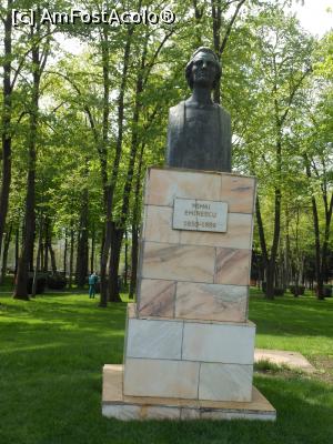 [P10] Vaslui - Parcul Copou. Aleea scriitorilor, bustul lui Mihai Eminescu. » foto by iulianic
 - 
<span class="allrVoted glyphicon glyphicon-heart hidden" id="av1296840"></span>
<a class="m-l-10 hidden" id="sv1296840" onclick="voting_Foto_DelVot(,1296840,5873)" role="button">șterge vot <span class="glyphicon glyphicon-remove"></span></a>
<a id="v91296840" class=" c-red"  onclick="voting_Foto_SetVot(1296840)" role="button"><span class="glyphicon glyphicon-heart-empty"></span> <b>LIKE</b> = Votează poza</a> <img class="hidden"  id="f1296840W9" src="/imagini/loader.gif" border="0" /><span class="AjErrMes hidden" id="e1296840ErM"></span>