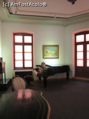 [P37] La acest mobilier interbelic mai trebuiau perdele şi draperii de catifea prinse cu şnur auriu.  » foto by Michi
 - 
<span class="allrVoted glyphicon glyphicon-heart hidden" id="av849166"></span>
<a class="m-l-10 hidden" id="sv849166" onclick="voting_Foto_DelVot(,849166,5895)" role="button">șterge vot <span class="glyphicon glyphicon-remove"></span></a>
<a id="v9849166" class=" c-red"  onclick="voting_Foto_SetVot(849166)" role="button"><span class="glyphicon glyphicon-heart-empty"></span> <b>LIKE</b> = Votează poza</a> <img class="hidden"  id="f849166W9" src="/imagini/loader.gif" border="0" /><span class="AjErrMes hidden" id="e849166ErM"></span>