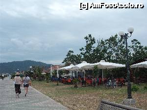 [P38] Aleea de promenada, cu terasele in dreapta si plaja in stanga.  » foto by maria55 †
 - 
<span class="allrVoted glyphicon glyphicon-heart hidden" id="av500209"></span>
<a class="m-l-10 hidden" id="sv500209" onclick="voting_Foto_DelVot(,500209,5915)" role="button">șterge vot <span class="glyphicon glyphicon-remove"></span></a>
<a id="v9500209" class=" c-red"  onclick="voting_Foto_SetVot(500209)" role="button"><span class="glyphicon glyphicon-heart-empty"></span> <b>LIKE</b> = Votează poza</a> <img class="hidden"  id="f500209W9" src="/imagini/loader.gif" border="0" /><span class="AjErrMes hidden" id="e500209ErM"></span>