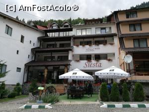 [P04] Hotel Siesta, vedere frontală; în stânga e recepția, în dreapta terasa restaurantului » foto by crismis
 - 
<span class="allrVoted glyphicon glyphicon-heart hidden" id="av933510"></span>
<a class="m-l-10 hidden" id="sv933510" onclick="voting_Foto_DelVot(,933510,5942)" role="button">șterge vot <span class="glyphicon glyphicon-remove"></span></a>
<a id="v9933510" class=" c-red"  onclick="voting_Foto_SetVot(933510)" role="button"><span class="glyphicon glyphicon-heart-empty"></span> <b>LIKE</b> = Votează poza</a> <img class="hidden"  id="f933510W9" src="/imagini/loader.gif" border="0" /><span class="AjErrMes hidden" id="e933510ErM"></span>