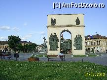 [P03] parcul reconcilierii. in prim-plan monumentul dedicat marii uniri si in plan secund grupul statuar inchinat celor 13 generali unguri executati la arad » foto by petrus95
 - 
<span class="allrVoted glyphicon glyphicon-heart hidden" id="av90775"></span>
<a class="m-l-10 hidden" id="sv90775" onclick="voting_Foto_DelVot(,90775,5949)" role="button">șterge vot <span class="glyphicon glyphicon-remove"></span></a>
<a id="v990775" class=" c-red"  onclick="voting_Foto_SetVot(90775)" role="button"><span class="glyphicon glyphicon-heart-empty"></span> <b>LIKE</b> = Votează poza</a> <img class="hidden"  id="f90775W9" src="/imagini/loader.gif" border="0" /><span class="AjErrMes hidden" id="e90775ErM"></span>