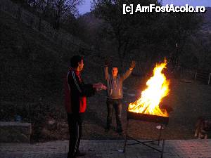 [P14] Viluta si curtea din fata in flacari » foto by dmb_ro
 - 
<span class="allrVoted glyphicon glyphicon-heart hidden" id="av481223"></span>
<a class="m-l-10 hidden" id="sv481223" onclick="voting_Foto_DelVot(,481223,5997)" role="button">șterge vot <span class="glyphicon glyphicon-remove"></span></a>
<a id="v9481223" class=" c-red"  onclick="voting_Foto_SetVot(481223)" role="button"><span class="glyphicon glyphicon-heart-empty"></span> <b>LIKE</b> = Votează poza</a> <img class="hidden"  id="f481223W9" src="/imagini/loader.gif" border="0" /><span class="AjErrMes hidden" id="e481223ErM"></span>