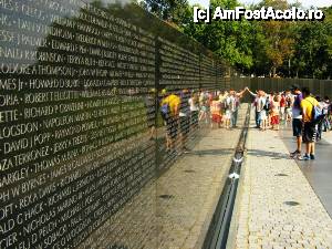 [P15] Washington DC - Memorialul Vietnam. Pe zidurile din marmură neagră sunt inscripţionate numele.  » foto by makuy*
 - 
<span class="allrVoted glyphicon glyphicon-heart hidden" id="av478604"></span>
<a class="m-l-10 hidden" id="sv478604" onclick="voting_Foto_DelVot(,478604,6029)" role="button">șterge vot <span class="glyphicon glyphicon-remove"></span></a>
<a id="v9478604" class=" c-red"  onclick="voting_Foto_SetVot(478604)" role="button"><span class="glyphicon glyphicon-heart-empty"></span> <b>LIKE</b> = Votează poza</a> <img class="hidden"  id="f478604W9" src="/imagini/loader.gif" border="0" /><span class="AjErrMes hidden" id="e478604ErM"></span>
