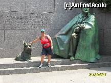 [P23] Memorialul Roosevelt - statuia cu catelul Fala » foto by delia58
 - 
<span class="allrVoted glyphicon glyphicon-heart hidden" id="av219640"></span>
<a class="m-l-10 hidden" id="sv219640" onclick="voting_Foto_DelVot(,219640,6029)" role="button">șterge vot <span class="glyphicon glyphicon-remove"></span></a>
<a id="v9219640" class=" c-red"  onclick="voting_Foto_SetVot(219640)" role="button"><span class="glyphicon glyphicon-heart-empty"></span> <b>LIKE</b> = Votează poza</a> <img class="hidden"  id="f219640W9" src="/imagini/loader.gif" border="0" /><span class="AjErrMes hidden" id="e219640ErM"></span>