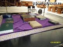 [P31] Casa templului - masa din camera templului cu cartile sfinte de la toate religiile » foto by delia58
 - 
<span class="allrVoted glyphicon glyphicon-heart hidden" id="av219810"></span>
<a class="m-l-10 hidden" id="sv219810" onclick="voting_Foto_DelVot(,219810,6029)" role="button">șterge vot <span class="glyphicon glyphicon-remove"></span></a>
<a id="v9219810" class=" c-red"  onclick="voting_Foto_SetVot(219810)" role="button"><span class="glyphicon glyphicon-heart-empty"></span> <b>LIKE</b> = Votează poza</a> <img class="hidden"  id="f219810W9" src="/imagini/loader.gif" border="0" /><span class="AjErrMes hidden" id="e219810ErM"></span>