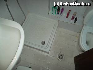 [P02] Baia cat dusul, usa nu se deschide din cauza tualetei!!!  » foto by MariusMan
 - 
<span class="allrVoted glyphicon glyphicon-heart hidden" id="av456976"></span>
<a class="m-l-10 hidden" id="sv456976" onclick="voting_Foto_DelVot(,456976,6080)" role="button">șterge vot <span class="glyphicon glyphicon-remove"></span></a>
<a id="v9456976" class=" c-red"  onclick="voting_Foto_SetVot(456976)" role="button"><span class="glyphicon glyphicon-heart-empty"></span> <b>LIKE</b> = Votează poza</a> <img class="hidden"  id="f456976W9" src="/imagini/loader.gif" border="0" /><span class="AjErrMes hidden" id="e456976ErM"></span>