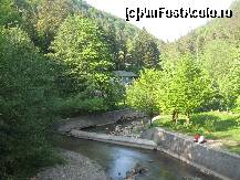 [P17] Râul Slănic pe partea stângă. În depărtare cu acoperiș verde, Păstrăvăria. » foto by bog68
 - 
<span class="allrVoted glyphicon glyphicon-heart hidden" id="av303561"></span>
<a class="m-l-10 hidden" id="sv303561" onclick="voting_Foto_DelVot(,303561,6086)" role="button">șterge vot <span class="glyphicon glyphicon-remove"></span></a>
<a id="v9303561" class=" c-red"  onclick="voting_Foto_SetVot(303561)" role="button"><span class="glyphicon glyphicon-heart-empty"></span> <b>LIKE</b> = Votează poza</a> <img class="hidden"  id="f303561W9" src="/imagini/loader.gif" border="0" /><span class="AjErrMes hidden" id="e303561ErM"></span>