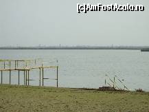 [P18] Plaja Mircesti la Lacul Amara - de pe plaja se intra in apa pe niste scari din beton sau dintr-o saritura, de pe ponton » foto by valimi
 - 
<span class="allrVoted glyphicon glyphicon-heart hidden" id="av166966"></span>
<a class="m-l-10 hidden" id="sv166966" onclick="voting_Foto_DelVot(,166966,6129)" role="button">șterge vot <span class="glyphicon glyphicon-remove"></span></a>
<a id="v9166966" class=" c-red"  onclick="voting_Foto_SetVot(166966)" role="button"><span class="glyphicon glyphicon-heart-empty"></span> <b>LIKE</b> = Votează poza</a> <img class="hidden"  id="f166966W9" src="/imagini/loader.gif" border="0" /><span class="AjErrMes hidden" id="e166966ErM"></span>