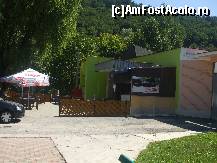 [P25] terasa hotelului-restaurant Oltul (situat în stânga intrării, spre râul Olt)  » foto by vanda
 - 
<span class="allrVoted glyphicon glyphicon-heart hidden" id="av342764"></span>
<a class="m-l-10 hidden" id="sv342764" onclick="voting_Foto_DelVot(,342764,6149)" role="button">șterge vot <span class="glyphicon glyphicon-remove"></span></a>
<a id="v9342764" class=" c-red"  onclick="voting_Foto_SetVot(342764)" role="button"><span class="glyphicon glyphicon-heart-empty"></span> <b>LIKE</b> = Votează poza</a> <img class="hidden"  id="f342764W9" src="/imagini/loader.gif" border="0" /><span class="AjErrMes hidden" id="e342764ErM"></span>
