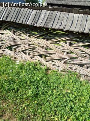 [P21] Muzeul satului maramureșean - Gard împletit. Acest tip de gard este încă folosit în gospodării » foto by Daisy Petal
 - 
<span class="allrVoted glyphicon glyphicon-heart hidden" id="av1181164"></span>
<a class="m-l-10 hidden" id="sv1181164" onclick="voting_Foto_DelVot(,1181164,6200)" role="button">șterge vot <span class="glyphicon glyphicon-remove"></span></a>
<a id="v91181164" class=" c-red"  onclick="voting_Foto_SetVot(1181164)" role="button"><span class="glyphicon glyphicon-heart-empty"></span> <b>LIKE</b> = Votează poza</a> <img class="hidden"  id="f1181164W9" src="/imagini/loader.gif" border="0" /><span class="AjErrMes hidden" id="e1181164ErM"></span>