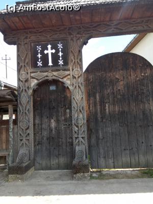 [P24] Poartă maramureșeană sculptată cu motivele crucii, soarelui și funiei răsucite » foto by Daisy Petal
 - 
<span class="allrVoted glyphicon glyphicon-heart hidden" id="av1181167"></span>
<a class="m-l-10 hidden" id="sv1181167" onclick="voting_Foto_DelVot(,1181167,6200)" role="button">șterge vot <span class="glyphicon glyphicon-remove"></span></a>
<a id="v91181167" class=" c-red"  onclick="voting_Foto_SetVot(1181167)" role="button"><span class="glyphicon glyphicon-heart-empty"></span> <b>LIKE</b> = Votează poza</a> <img class="hidden"  id="f1181167W9" src="/imagini/loader.gif" border="0" /><span class="AjErrMes hidden" id="e1181167ErM"></span>