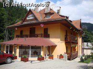 [P07] Vila nr. 9 Tușnad 1 din stațiunea Lacu Roșu, văzută din exterior.  » foto by Floryn81
 - 
<span class="allrVoted glyphicon glyphicon-heart hidden" id="av737244"></span>
<a class="m-l-10 hidden" id="sv737244" onclick="voting_Foto_DelVot(,737244,6265)" role="button">șterge vot <span class="glyphicon glyphicon-remove"></span></a>
<a id="v9737244" class=" c-red"  onclick="voting_Foto_SetVot(737244)" role="button"><span class="glyphicon glyphicon-heart-empty"></span> <b>LIKE</b> = Votează poza</a> <img class="hidden"  id="f737244W9" src="/imagini/loader.gif" border="0" /><span class="AjErrMes hidden" id="e737244ErM"></span>