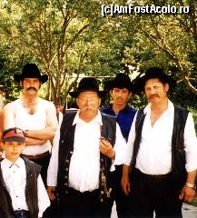 [P15] Dar regele tiganilor, e bulibasa Burcea, care traieste la Craciunesti cu cei doi fii ai sai. Ei nu sunt tigani de rand ca noi,ei sunt gabori cu palarie » foto by dorgo
 - 
<span class="allrVoted glyphicon glyphicon-heart hidden" id="av199226"></span>
<a class="m-l-10 hidden" id="sv199226" onclick="voting_Foto_DelVot(,199226,6324)" role="button">șterge vot <span class="glyphicon glyphicon-remove"></span></a>
<a id="v9199226" class=" c-red"  onclick="voting_Foto_SetVot(199226)" role="button"><span class="glyphicon glyphicon-heart-empty"></span> <b>LIKE</b> = Votează poza</a> <img class="hidden"  id="f199226W9" src="/imagini/loader.gif" border="0" /><span class="AjErrMes hidden" id="e199226ErM"></span>