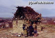 [P07] Langa noi locuieste o familie si mai saraca decat a noastra. In spatele casei lor se vede satul Santana, care are un primar bun, care ne-a lasat sa ne asezam aici,langa padure » foto by dorgo
 - 
<span class="allrVoted glyphicon glyphicon-heart hidden" id="av199205"></span>
<a class="m-l-10 hidden" id="sv199205" onclick="voting_Foto_DelVot(,199205,6324)" role="button">șterge vot <span class="glyphicon glyphicon-remove"></span></a>
<a id="v9199205" class=" c-red"  onclick="voting_Foto_SetVot(199205)" role="button"><span class="glyphicon glyphicon-heart-empty"></span> <b>LIKE</b> = Votează poza</a> <img class="hidden"  id="f199205W9" src="/imagini/loader.gif" border="0" /><span class="AjErrMes hidden" id="e199205ErM"></span>