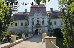 [P03] Castelul baroc, cu pod la intrare, 52 de camere si 365 de ferestre, simbolizand zilele anului, construit in stil Grassalkowich, intalnit la o serie de castele din Ungaria si Slovacia.

Castelul are plan sub forma de U, cu o cupola inalta in zona centrala, deasupra salii de receptie. Pavilionul central este decorat cu ornamente rococo, ferestre mari arcuite deasupra carora se afla alte ferestre mai mici de forma ovala. » foto by geani anto
 - 
<span class="allrVoted glyphicon glyphicon-heart hidden" id="av1211473"></span>
<a class="m-l-10 hidden" id="sv1211473" onclick="voting_Foto_DelVot(,1211473,6324)" role="button">șterge vot <span class="glyphicon glyphicon-remove"></span></a>
<a id="v91211473" class=" c-red"  onclick="voting_Foto_SetVot(1211473)" role="button"><span class="glyphicon glyphicon-heart-empty"></span> <b>LIKE</b> = Votează poza</a> <img class="hidden"  id="f1211473W9" src="/imagini/loader.gif" border="0" /><span class="AjErrMes hidden" id="e1211473ErM"></span>