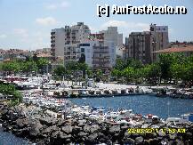 [P16] portul din Canakkale, in centru observati si calul , emblema portului, se ajunge la el daca din port o iei inspre stanga, noi nu am stiut., asa ca doar la plecare l-am zarit. » foto by adryana
 - 
<span class="allrVoted glyphicon glyphicon-heart hidden" id="av226201"></span>
<a class="m-l-10 hidden" id="sv226201" onclick="voting_Foto_DelVot(,226201,6346)" role="button">șterge vot <span class="glyphicon glyphicon-remove"></span></a>
<a id="v9226201" class=" c-red"  onclick="voting_Foto_SetVot(226201)" role="button"><span class="glyphicon glyphicon-heart-empty"></span> <b>LIKE</b> = Votează poza</a> <img class="hidden"  id="f226201W9" src="/imagini/loader.gif" border="0" /><span class="AjErrMes hidden" id="e226201ErM"></span>