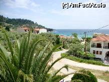 [P10] Vedere din balcon, inspre capatul de nord al statiunii. Straduta care se vede coborand duce spre strada principala si inspre mare. » foto by Ammelie
 - 
<span class="allrVoted glyphicon glyphicon-heart hidden" id="av330990"></span>
<a class="m-l-10 hidden" id="sv330990" onclick="voting_Foto_DelVot(,330990,6358)" role="button">șterge vot <span class="glyphicon glyphicon-remove"></span></a>
<a id="v9330990" class=" c-red"  onclick="voting_Foto_SetVot(330990)" role="button"><span class="glyphicon glyphicon-heart-empty"></span> <b>LIKE</b> = Votează poza</a> <img class="hidden"  id="f330990W9" src="/imagini/loader.gif" border="0" /><span class="AjErrMes hidden" id="e330990ErM"></span>