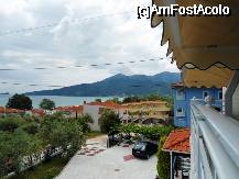 [P11] Vedere din balcon, de data asta inspre sud, inspre Skala Potamia. In curte isi pot parca masinile si turistii. » foto by Ammelie
 - 
<span class="allrVoted glyphicon glyphicon-heart hidden" id="av330992"></span>
<a class="m-l-10 hidden" id="sv330992" onclick="voting_Foto_DelVot(,330992,6358)" role="button">șterge vot <span class="glyphicon glyphicon-remove"></span></a>
<a id="v9330992" class=" c-red"  onclick="voting_Foto_SetVot(330992)" role="button"><span class="glyphicon glyphicon-heart-empty"></span> <b>LIKE</b> = Votează poza</a> <img class="hidden"  id="f330992W9" src="/imagini/loader.gif" border="0" /><span class="AjErrMes hidden" id="e330992ErM"></span>