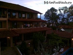 [P11] Balkan Hellas in septembrie 2012 - balcoane cu vedere spre piscina » foto by calator2000
 - 
<span class="allrVoted glyphicon glyphicon-heart hidden" id="av567942"></span>
<a class="m-l-10 hidden" id="sv567942" onclick="voting_Foto_DelVot(,567942,6511)" role="button">șterge vot <span class="glyphicon glyphicon-remove"></span></a>
<a id="v9567942" class=" c-red"  onclick="voting_Foto_SetVot(567942)" role="button"><span class="glyphicon glyphicon-heart-empty"></span> <b>LIKE</b> = Votează poza</a> <img class="hidden"  id="f567942W9" src="/imagini/loader.gif" border="0" /><span class="AjErrMes hidden" id="e567942ErM"></span>