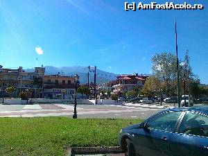 [P04] Piateta din centrul statiunii Leptokaria cu Muntele Olimp in fundal - vedere din fata hotelului Balkan Hellas » foto by calator2000
 - 
<span class="allrVoted glyphicon glyphicon-heart hidden" id="av567935"></span>
<a class="m-l-10 hidden" id="sv567935" onclick="voting_Foto_DelVot(,567935,6511)" role="button">șterge vot <span class="glyphicon glyphicon-remove"></span></a>
<a id="v9567935" class=" c-red"  onclick="voting_Foto_SetVot(567935)" role="button"><span class="glyphicon glyphicon-heart-empty"></span> <b>LIKE</b> = Votează poza</a> <img class="hidden"  id="f567935W9" src="/imagini/loader.gif" border="0" /><span class="AjErrMes hidden" id="e567935ErM"></span>
