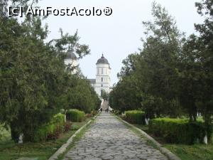 [P06] Am intrat pe aleea pietruită din curtea lăcașului de cult. Urcăm încet și privim în jurul nostru, încântați de frumusețea locului.  » foto by Floryn81
 - 
<span class="allrVoted glyphicon glyphicon-heart hidden" id="av733859"></span>
<a class="m-l-10 hidden" id="sv733859" onclick="voting_Foto_DelVot(,733859,6632)" role="button">șterge vot <span class="glyphicon glyphicon-remove"></span></a>
<a id="v9733859" class=" c-red"  onclick="voting_Foto_SetVot(733859)" role="button"><span class="glyphicon glyphicon-heart-empty"></span> <b>LIKE</b> = Votează poza</a> <img class="hidden"  id="f733859W9" src="/imagini/loader.gif" border="0" /><span class="AjErrMes hidden" id="e733859ErM"></span>